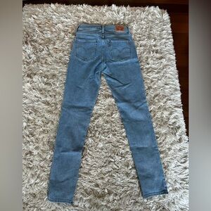 Levi’s 721 High Rise Skinny Medium Wash Jeans